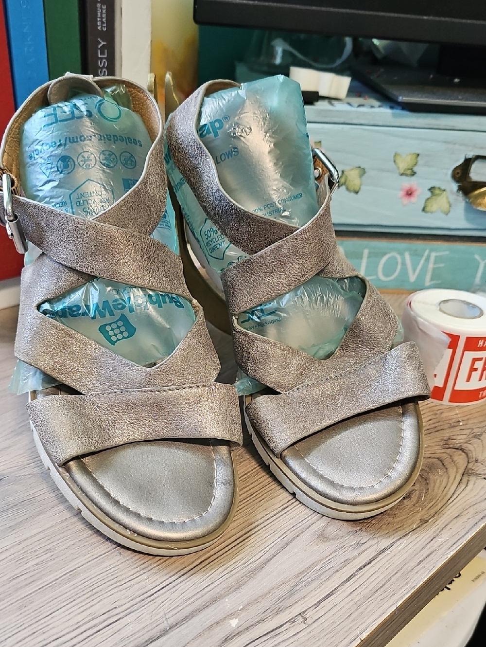 SOFFT size 8 Brushed Metallic Beige/gold Strappy Women’s Sandals
